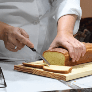 pan de molde sobre tabla siendo cortado